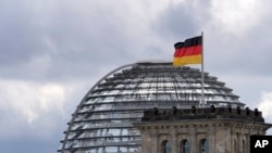 Bendera nasional Jerman berkibar di atas gedung Reichstag, kantor parlemen Federal Jerman (Bundestag), di Berlin, Jerman, 26 April, 2018. (Foto: dok).