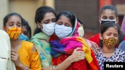 Kerabat berduka atas kematian seorang pria akibat Covid-19, di sebuah krematorium di New Delhi, India, 28 September 2020. (Foto: REUTERS/Adnan Abidi)