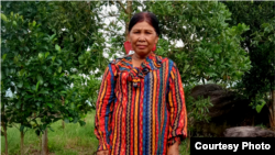 អ្នកស្រី អេង វ៉ាន់ តំណាងសហគមន៍អូរខ្សាច់ ឃុំអូរត្រេះ ស្រុកស្ទឹងហាវ ខេត្តព្រះសីហនុ នេះ ត្រូវបានចាប់ខ្លួនដោយកម្លាំងនគរបាលខេត្ត នៅក្នុងរឿងជម្លោះដីធ្លីជាមួយអតីតមន្ត្រីជាន់ខ្ពស់នៃក្រសួងបរិស្ថានមួយរូប កាលពីថ្ងៃទី៩ ខែមករា ឆ្នាំ២០២១។ (រូបថតដោយ អេង វ៉ាន់ ហ្វេសប៊ុក)