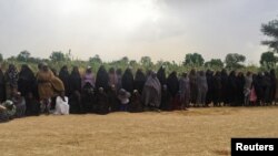 Le groupe des 82 filles de Chibok attendent d'être libérées en échange de commandants de Boko Haram, près de Kumshe, au Nigeria, le 6 mai 2017.
