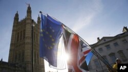 Les drapeaux anglais et européen devant le parlement britannique à Londres, le mercredi 14 novembre 2018. (AP Photo / Tim Ireland)