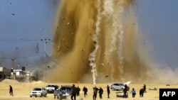 Quelques personnes courent se mettre à l'abri lors d'une attaque aérienne israélienne contre un poste du Hamas, dans le nord de la bande de Gaza, le 6 février 2017.