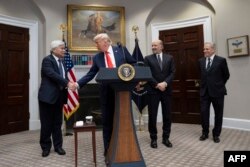 صدر ڈونلڈ ٹرمپ 3 مارچ 2025 کو تائیوان کی چپ بنانے والی کمپنی ٹی ایس ایم سی کی جانب سے امریکی چپ مینوفیکچرنگ میں 100 ارب ڈالر کی سرمایہ کاری کے اعلان کی تقریب کے دوران کمپنی کے سی ای او سے مصافحہ کر رہے ہیں۔