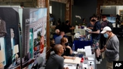 Acara Bursa Kerja yang diadakan di West Hollywood, Los Angeles. California sementara pandemi COVID-19 semakin mereda di AS (foto: dok). 