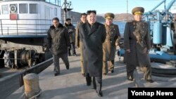 북한 김정은 국방위원회 제1위원장이 군 제313군부대 산하 수산사업소를 현지지도했다고 조선중앙통신이 16일 보도했다.