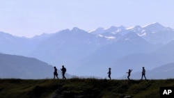 Para pendaki gunung Alpen di 'Kitzbuehler Horn' pada ketinggian 1.996 meter, dekat Kitzbuehl, Austria, 27 Oktober 2019. (Foto: AP / Matthias Schrader).