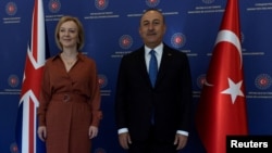 Türkiyə xarici işlər naziri Mövlud Çavuşoğlu və Britaniya xarici işlər naziri Lizz Truss