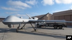 资料照片：一架无人机停歇在大福克斯空军基地内。(2015年11月3日)