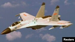 Pejabat militer AS mengatakan dua pesawat tempur J-11 milik militer China, seperti pada gambar ini, mencegat pesawat pengintai EP-3 Aries milik Amerika yang sedang melakukan patroli rutin di wilayah udara internasional di atas Laut China Selatan, Selasa (17/5). 