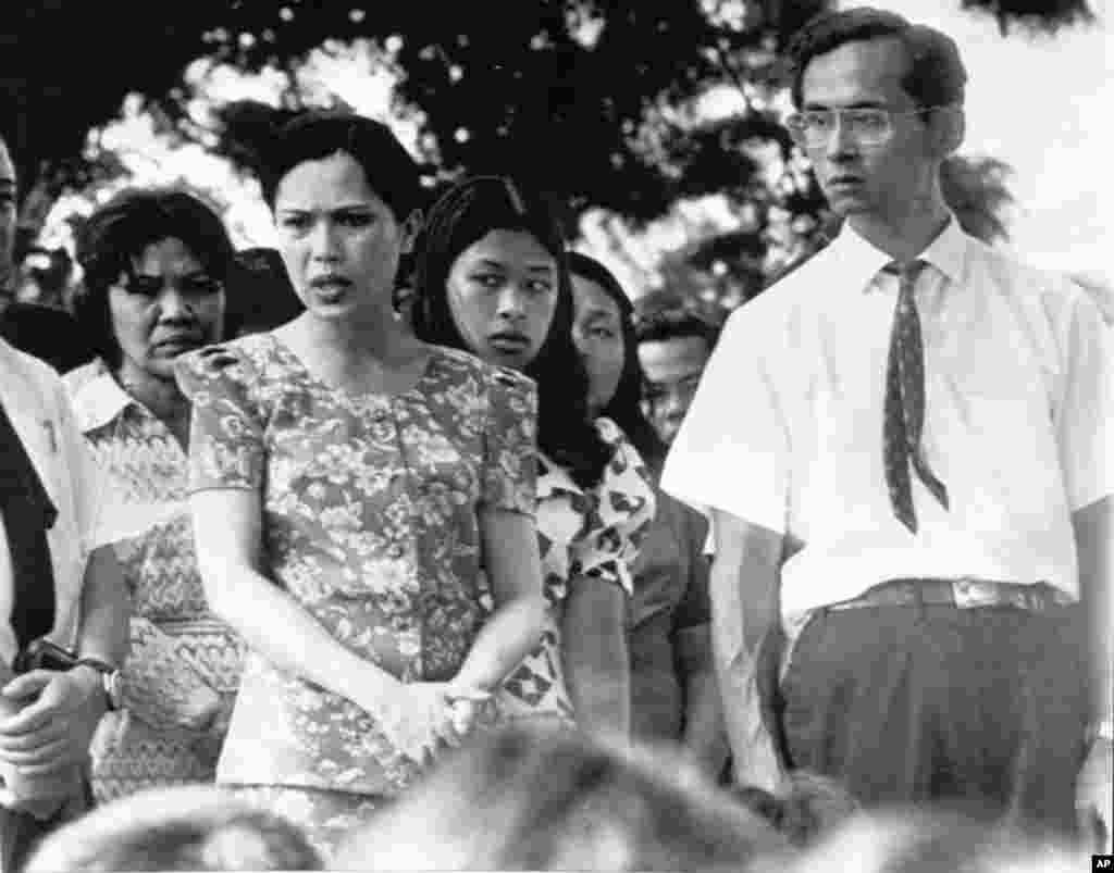 Raja Bhumibol Adulydej dan Ratu Sirikit berbicara kepada 100 demonstran di Bangkok, dalam protes yang mengakibatkan jatuhnya pemerintahan Thanom Kittikachor, 1973.