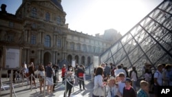 Para pengunjung antre di halaman museum Louvre, Paris, Perancis, 6 Juli 2020. 