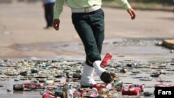 یکی از مراسم نابودی مشروبات الکلی توسط نیروی انتظامی