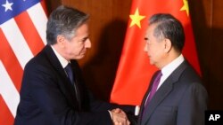 토니 블링컨 미국 국무장관(왼쪽)과 왕이 중국 공산당 중앙정치국 위원 겸 외교부장이 16일 '뮌헨안보회의'가 열리는 독일에서 회담했다.