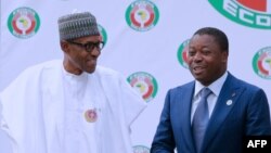 Le président nigérian Muhammadu Buhari et son homologue togolais Faure Gnassingbé lors d'un sommet à Abuja, le 16 décembre 2017.