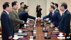 12일 판문점 평화의 집에서 만난 김규현 한국 청와대 국가안보실 1차장(오른쪽 두번째)과 북측 대표인 원동연 노동당 통일전선부 제1부부장(왼쪽 세번째)이 악수하고 있다.