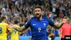 Olivier Giroud de la France célèbre après avoir ouvert la marque en match ouverture de l’Euro 2016 entre la France et la Roumanie du groupe A du tour préliminaire de la compétition, au Stade de France à Saint-Denis, France, 10 juin 2016.