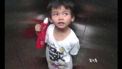 Chinese Volunteers Help Children in Need