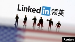 资料照片：领英的中英文应用标志（2018年8月30日）