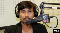 លោក ឌី ថេហូយ៉ា មន្រ្តី​សិទ្ធិ​ការងារ​នៃ​មជ្ឈមណ្ឌល​ច្បាប់​សម្រាប់​សហគមន៍​ ចូល​ជា​វាគ្មិន​ពិភាក្សា​អំពី​ប្រធានបទ​«ហានិភ័យ​របស់​ពលករ​ចំណាក​ស្រុក​កម្ពុជា​នៅ​បរទេស» ក្នុង​កម្មវិធី​វិទ្យុ Hello VOA កាល​ពី​ថ្ងៃ​ច័ន្ទ ទី​១១ ខែ​ឧសភា ឆ្នាំ​២០១៥។ (លឹម សុធី/VOA)