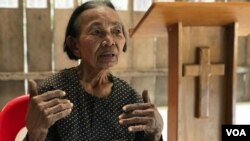 អ្នកស្រី អ៊ឹម ចែម អតីតកម្មាភិបាលខ្មែរក្រហម ផ្តល់បទសម្ភាសន៍ដល់វីអូអេ អំពីការសាងសង់ព្រះវិហារគ្រិស្តនៅក្បែរគេហដ្ឋានរបស់អ្នកស្រី ក្នុងស្រុកអន្លង់វែង ខេត្តឧត្តរមានជ័យ ថ្ងៃទី១៣ ខែធ្នូ ឆ្នាំ២០១៩។ (ហ៊ុល រស្មី/VOA)