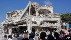 Les explosions, qui ont soufflé les fenêtres des bâtiments voisins, ont submergé les hôpitaux et cliniques.