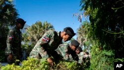 Milite Dominiken chache Sudiksha Konanki, yon etidyant inivesite Ameriken ki dispare sou yon plaj nan Punta Cana, Repiblik Dominiken 10 Mas, 2025. 