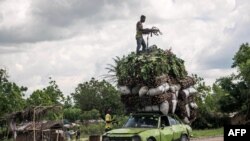 Des légumes, du bois et du charbon de bois sont chargés sur le toit d'une voiture cabossée, le 7 novembre 2018 à Matadi, en République démocratique du Congo. (Photo by Junior D. KANNAH / AFP)