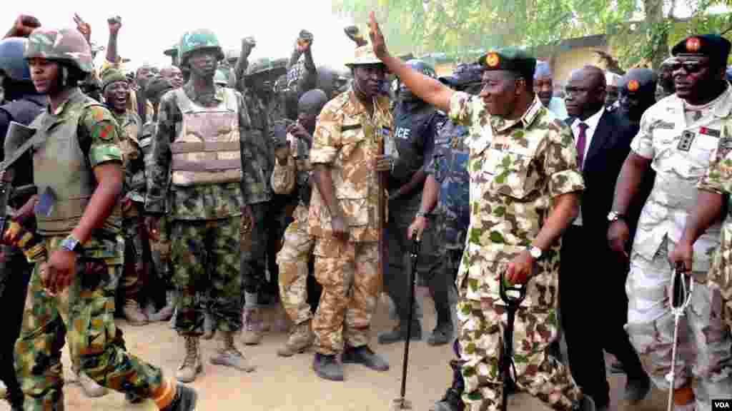 Shugaba Goodluck Jonathan ya ziyarci garin Baga dake jihar Borno, don yabawa dakarun Najeriya da suka kwato yankunan da a da suke hannun &lsquo;yan Boko Haram.