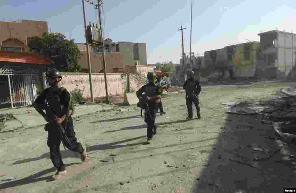 Iroq Maxsus amaliyotlar kuchlari vakillari jangarilar bilan kurashga tayyorlanmoqda, Ramadi, 19-iyun, 2014-yil.