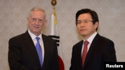 Menteri Pertahanan Amerika, James Mattis (kiri) berjabat tangan dengan Presiden Korea Selatan Hwang Kyo-ahn (kanan) di Seoul, Korea Selatan, 2 Februari 2017. (REUTERS/Song Kyung-Seok/Pool)