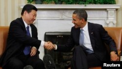 Presiden AS Barack Obama berjabat tangan dengan Xi Jinping yang saat itu masih menjabat sebagai Wakil Presiden China, di Ruang Oval Gedung Putih di Washington, 2012. (Foto: Dok)