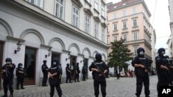 오스트리아 빈의 유대인 회당에서 지난 2일 발생한 총기 사건 현장 앞을 경찰이 지키고 있다. 