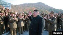 지난 3월 북한 김정은 국무위원장이 조선인민군 전략군 화성포병부대들의 탄도로케트발사훈련을 현지에서 지도했다고, 조선중앙통신이 보도했다. 사진은 김정은 국무위원장(가운데)이 화성포병부대 부대원들을 격려하는 모습. 