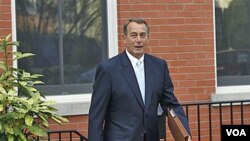 Ketua DPR John Boehner dari Partai Republik keluar dari rumahnya di Capitol Hill, Washington.