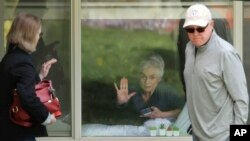 17일 미국 워싱턴주 커클랜드시의 노인 장기 요양 시설에서 신종 코로나바이러스 감염증(COVID-19) 확진자가 창문사이를 두고 폰으로 가족과 대화하고 있다.