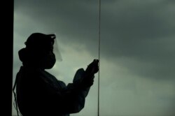 Seorang nakes mempersiapkan suntikan vaksin COVID-19 di Surabaya, 8 Februari 2021.