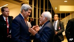 Le secrétaire d'État John Kerry s'entretenant avec le ministre iranien des Affaires étrangères, Mohammad Javad Zarif, Le 16 janvier 2016..