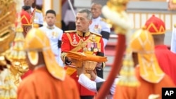 រូបឯកសារ៖ ព្រះមហាក្សត្រថៃ Maha Vajiralongkorn យាង​ចូលរួម​ក្នុង​ពិធី​គោរព​ព្រះវិញ្ញាណក្ខន្ធ​អតីត​ព្រះមហាក្សត្រ​ថៃ Bhumibol Adulyadej នៅ​ទីក្រុង​បាងកក​នៃ​ប្រទេសថៃ កាលពី​ថ្ងៃទី២៦ ខែតុលា ឆ្នាំ២០១៧។