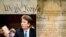 Ứng viên tối cao pháp viện, Brett Kavanaugh và khung hình là bản Hiến Pháp Mỹ.