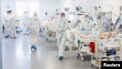 Medicinski radnici staraju se o obolelima od Kovida 19, u kovid bolnici u Batajnici, Beograd, 4. oktbra 2021. (Foto: Rojters, Marko Đurica)