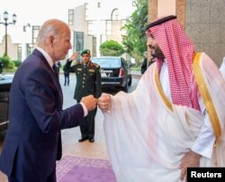 Pangeran Mahkota Saudi Mohammed bin Salman saat bertemu dengan Presiden AS Joe Biden di Istana Al Salman, di Jeddah, Arab Saudi, pada 15 Juli 2022. (Foto: via REUTERS)