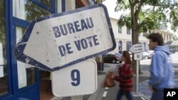 Warga mendatangi TPS di wilayah Saint Germain-en Laye, di sebelah barat Paris hari Minggu (17/6).