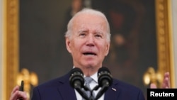 美国总统拜登在白宫国宴厅发表讲话谈最新的就业报告。(2022年1月7日)