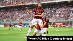 Les joueurs de l’AC Milan jubile lors de leur victoire contre le Hellas Vérone 