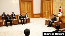 한국을 방문한 토니 블링컨 국무장관과 로이드 오스틴 국방장관이 18일 청와대에서 문재인 대통령을 예방했다.