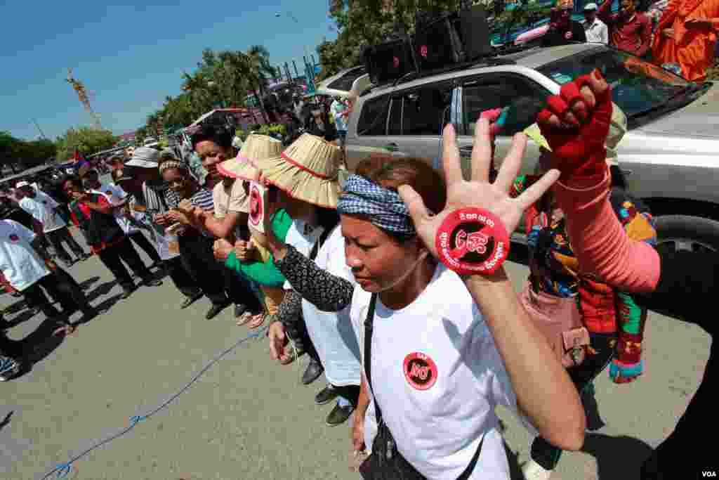 អ្នក​គាំទ្រ​និង​សកម្មជន​សិទ្ធិ​មនុស្ស​បាន​មក​ប្រមូល​ផ្តុំ​គ្នា​ ដើម្បី​ប្រឆាំង​នឹង​ការអនុម័ត​ច្បាប់​ស្តី​ពី​សមាគម​និង​អង្គការ​មិន​មែន​រដ្ឋាភិបាល​នៅ​មុខ​រដ្ឋសភា​ជាតិ​ កាល​ពី​ព្រឹក​ថ្ងៃ​អង្គារ​ ទី​៣០​ ខែ​មិថុនា​ ឆ្នាំ​២០១៥។ (នូវ​ ពៅ​លក្ខិណា/VOA)​