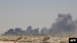 Asap mengepul dari fasilitas minyak Aramco di Abqaiq sekitar 60 km (37 mil) barat daya Dhahran di provinsi timur Arab Saudi pada 14 September 2019. (Foto: AFP)
