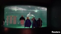 ปลาพระอาทิตย์ในตู้ปลาที่ตกแต่งด้วยคัทเอาท์และเสื้อผ้า ที่ Shimonoseki Marine Science Museum (Reuters)