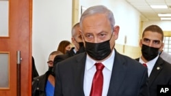 Mantan Perdana Menteri Israel Benjamin Netanyahu berjalan meninggalkan Pengadilan Yerusalem pada 16 November 2021, setelah menghadiri persidangan kasus korupsi yang melibatkan dirinya. (Foto: Pool via AP/Jack Guez)