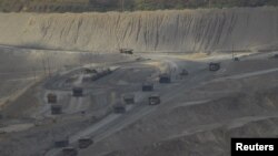 Truk-truk besar membawa hasil tambang dari pertambangan tembaga dan emas Newmont Mining Corp di pulau Sumbawa, Indonesia, 21 September 2012.